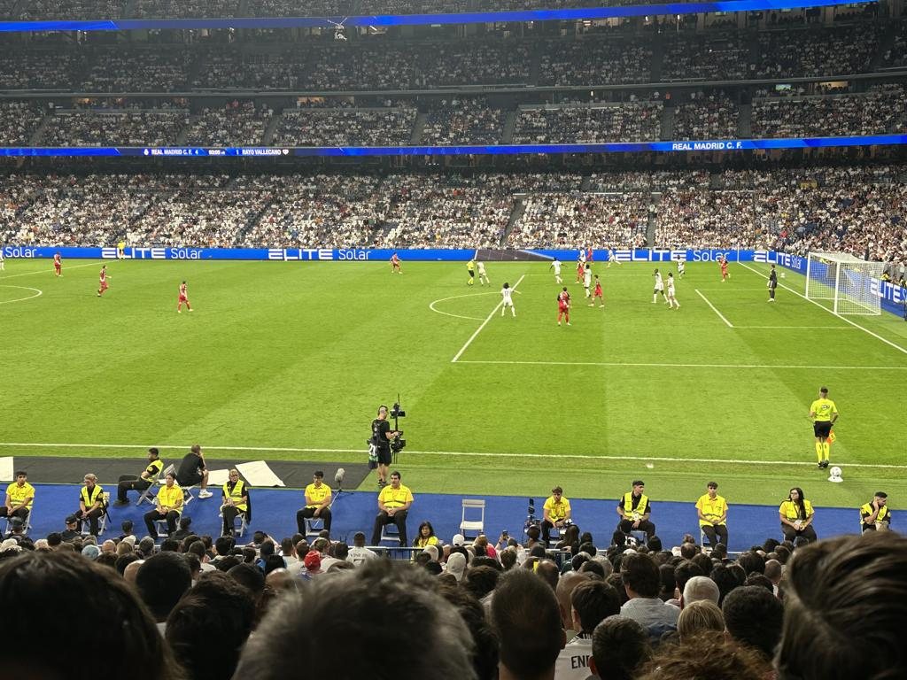 Partido en el Santiago Bernabéu visto desde la grada, con los jugadores en el césped