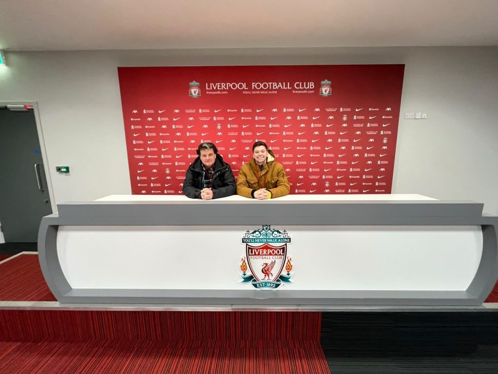 En la sala de conferencias de prensa de Anfield durante el Stadium Tour del Liverpool FC