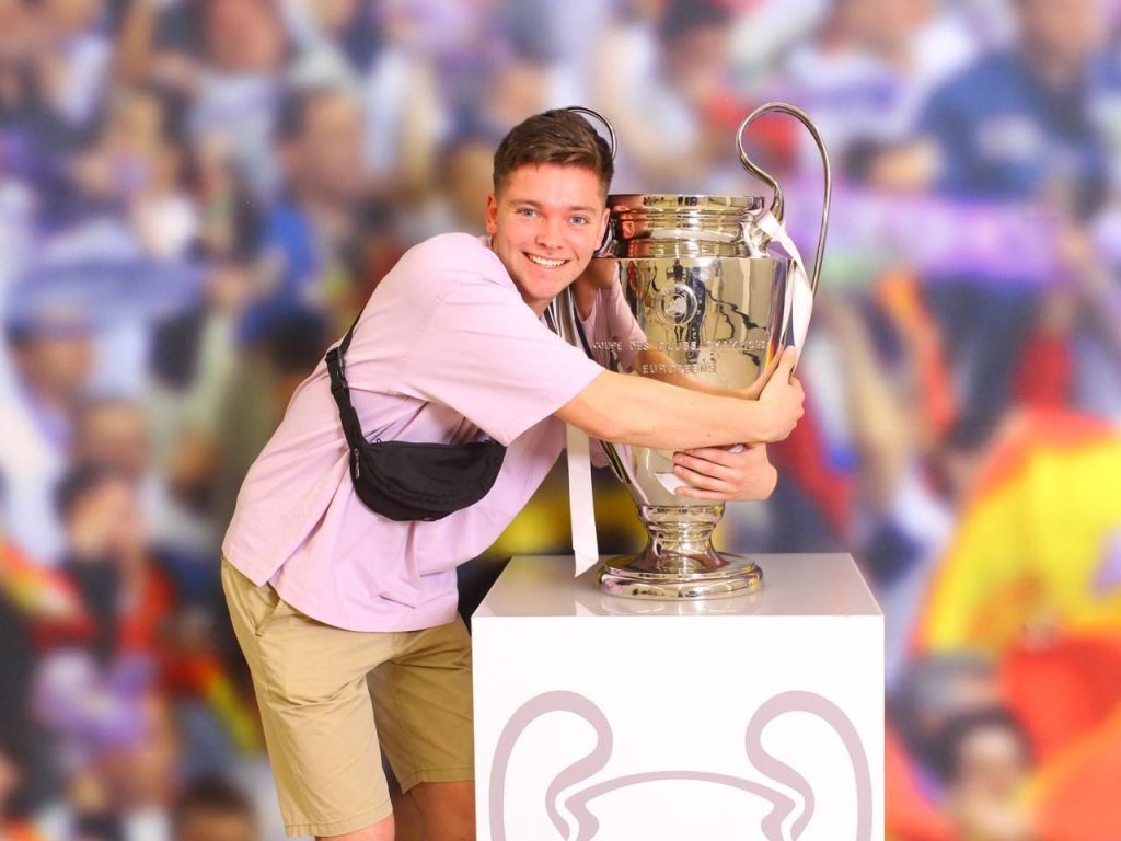 Hay sueños que alguna vez parecen lejanos. Hasta que un día los tienes entre tus manos. Santiago Bernabéu