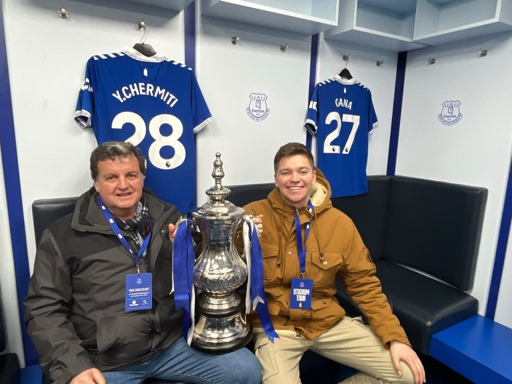 En el vestuario del Everton, durante el Stadium Tour de Goodison Park, junto a la FA Cup