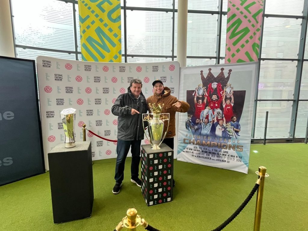 Junto al trofeo de la Premier League en el Museo Nacional del Fútbol de Manchester