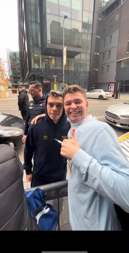 Junto a Leandro Trossard, jugador del Arsenal FC