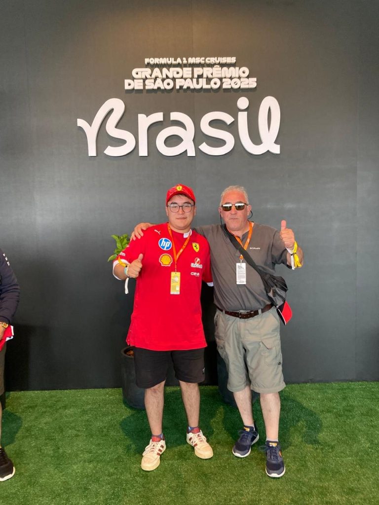 César y César frente al letrero de Brasil del Gran Premio de São Paulo 2025