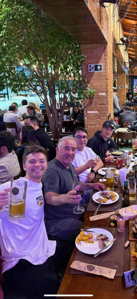 Pasajeros compartiendo una comida después de la jornada en el autódromo