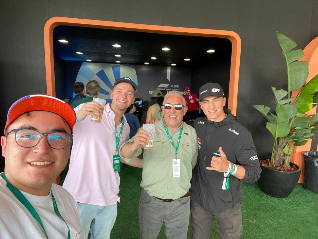 César y César junto a sus compañeros de viaje en Interlagos