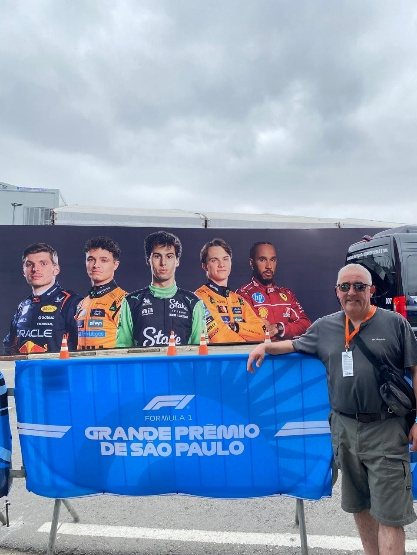 César junto al panel de los pilotos del Gran Premio de São Paulo