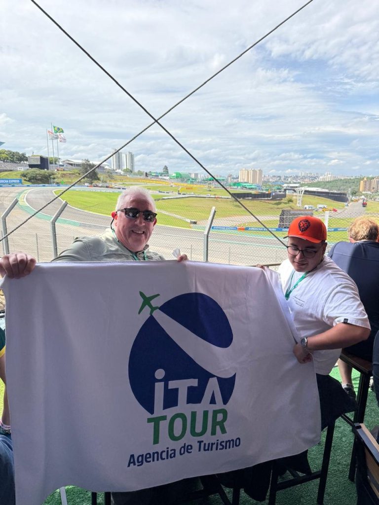 César y su hijo César con la bandera de Itatour en el autódromo de Interlagos