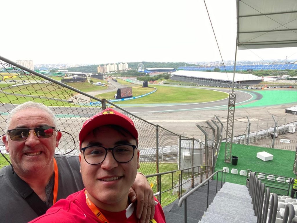 César y César en la tribuna de Interlagos, con la recta al fondo